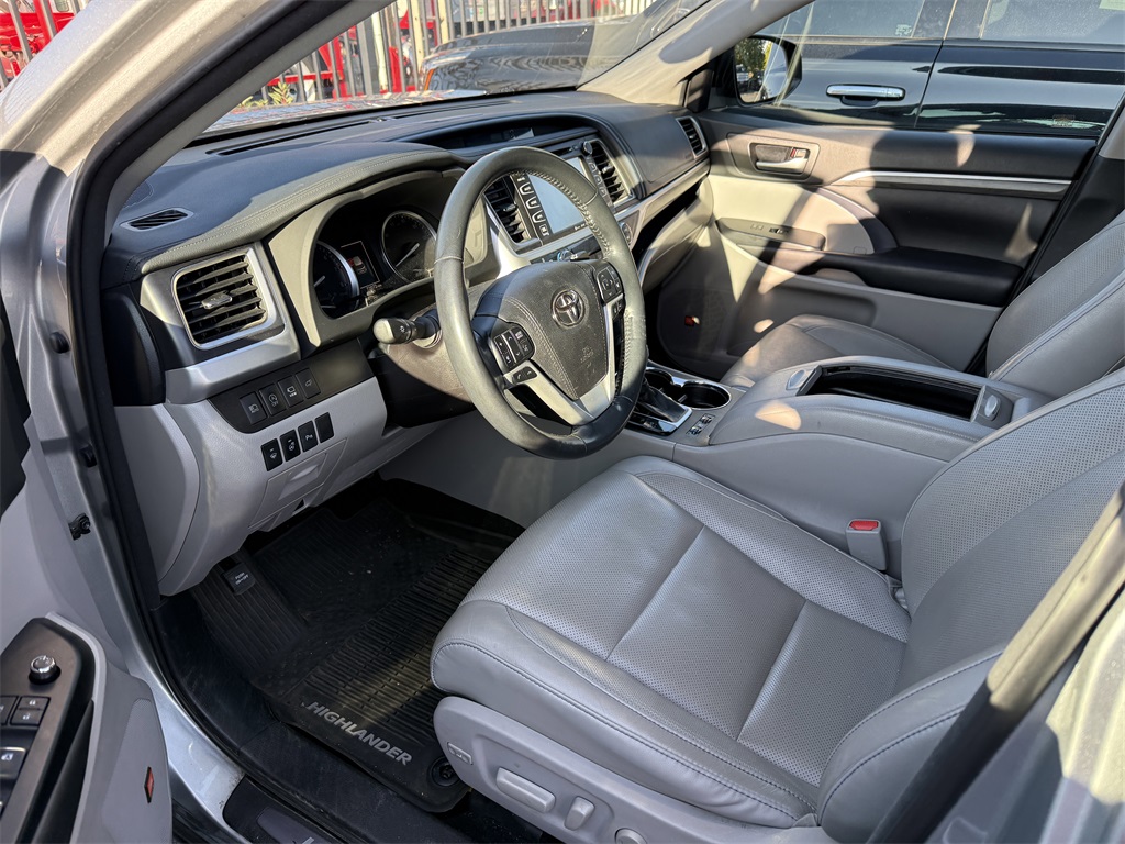 2018 Toyota Highlander Limited Platinum photo 2