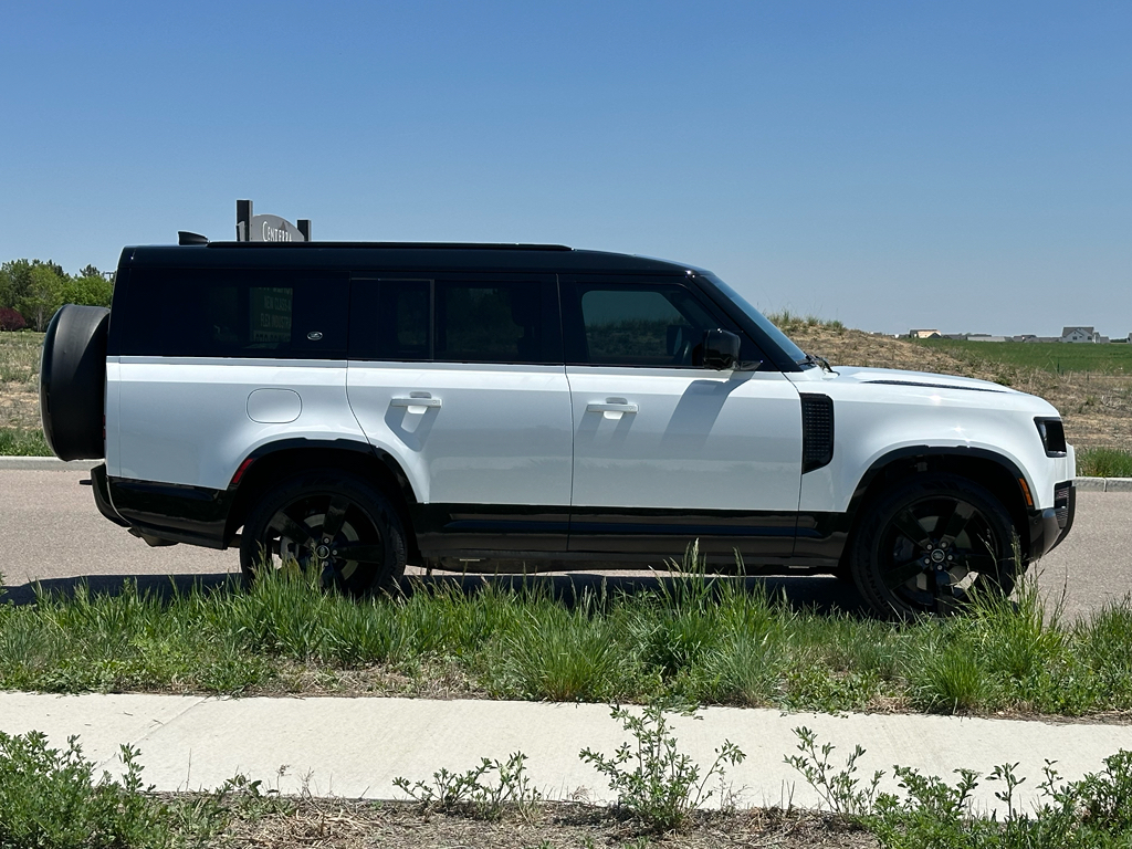 2023 Land Rover Defender 130 X-Dynamic SE photo 4
