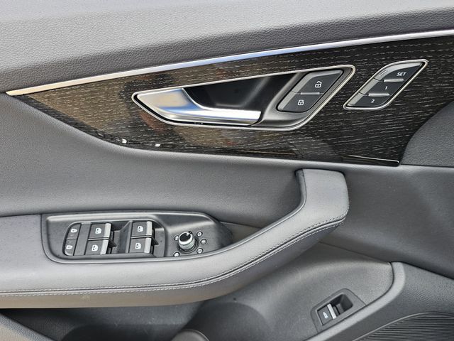 2024 Audi Q7 45 Premium Plus photo 17