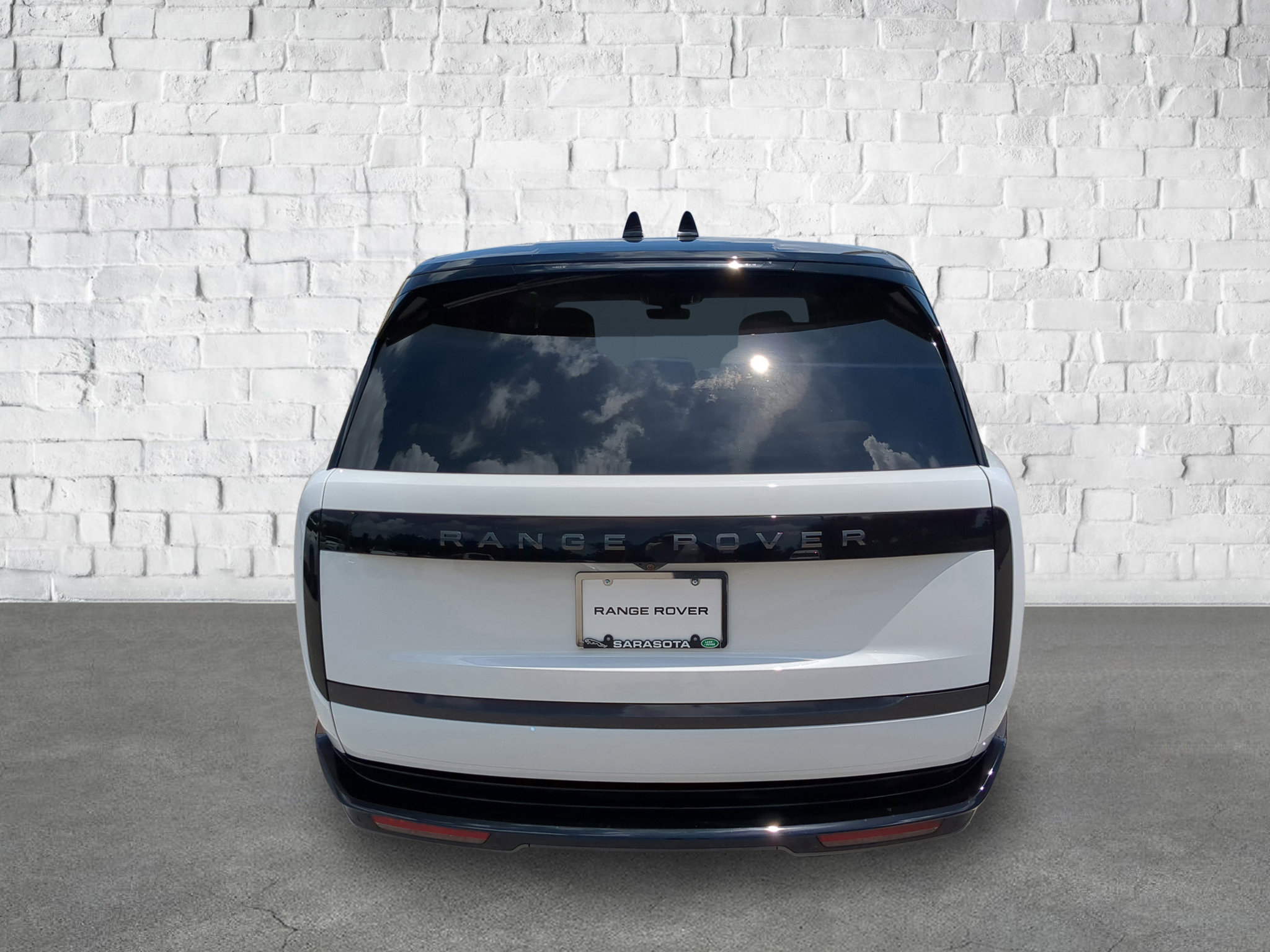 2025 Land Rover Range Rover SE photo 3