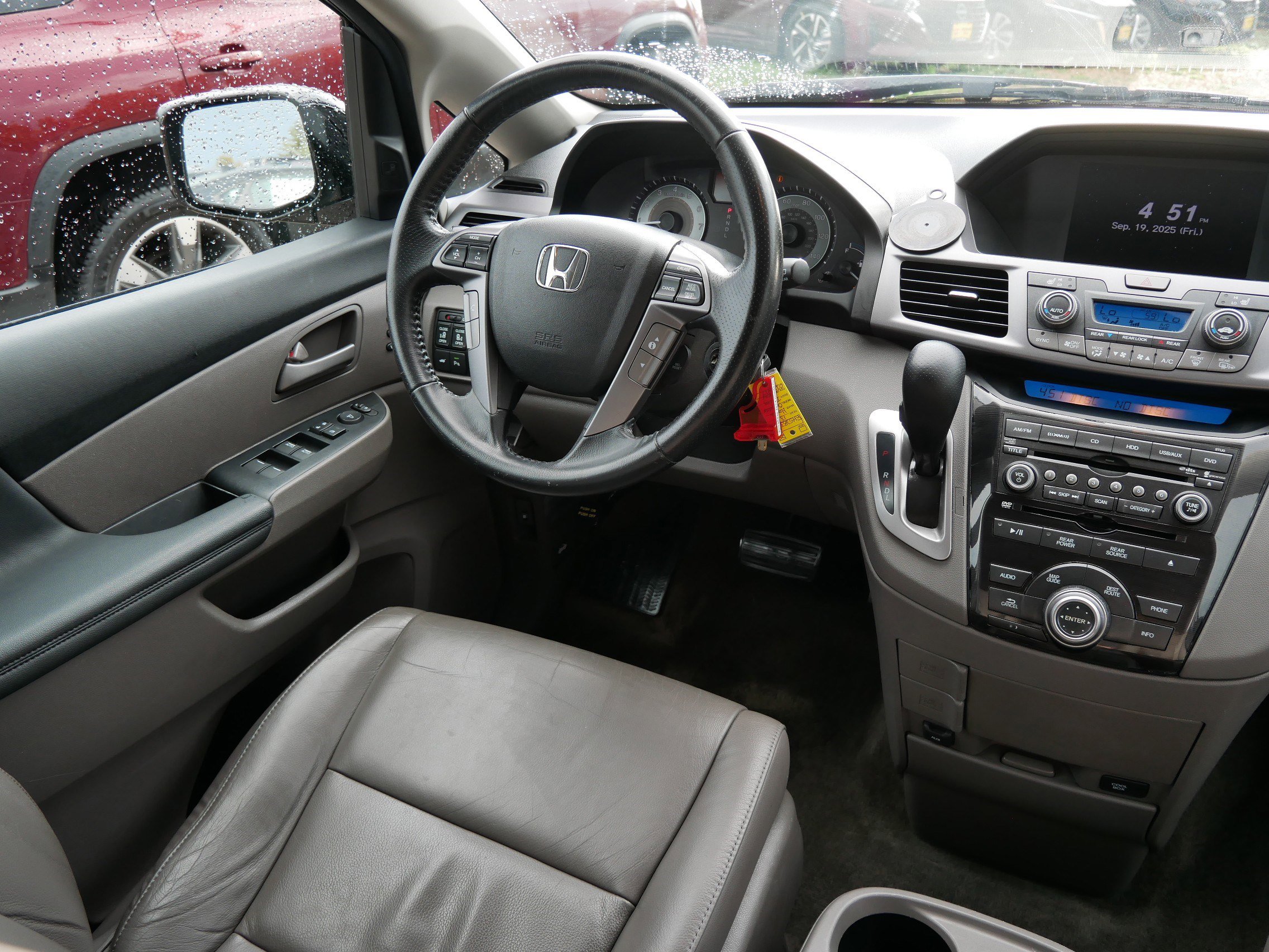 2013 Honda Odyssey Touring photo 9