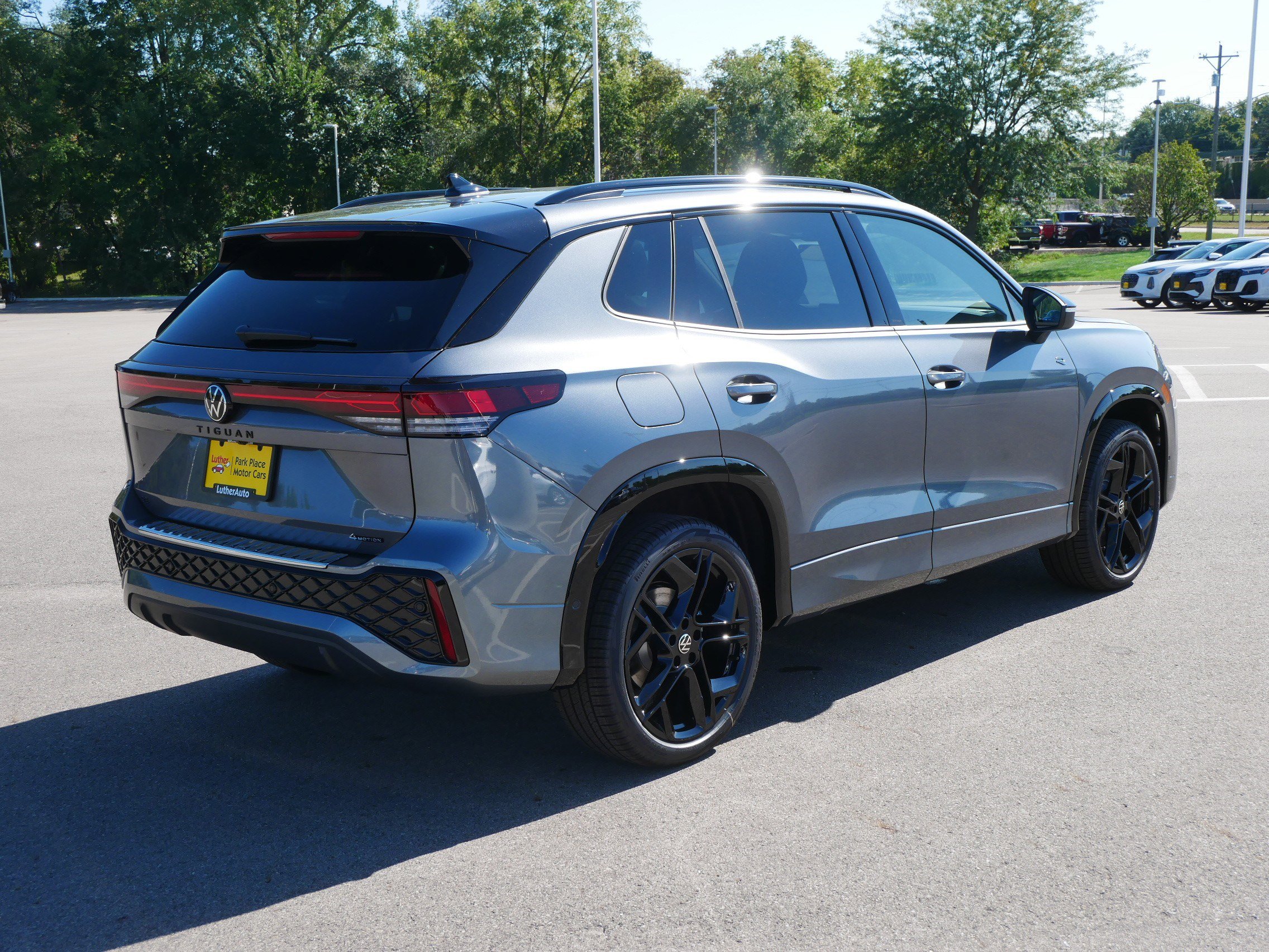 2025 Volkswagen Tiguan SE R-Line Black photo 2