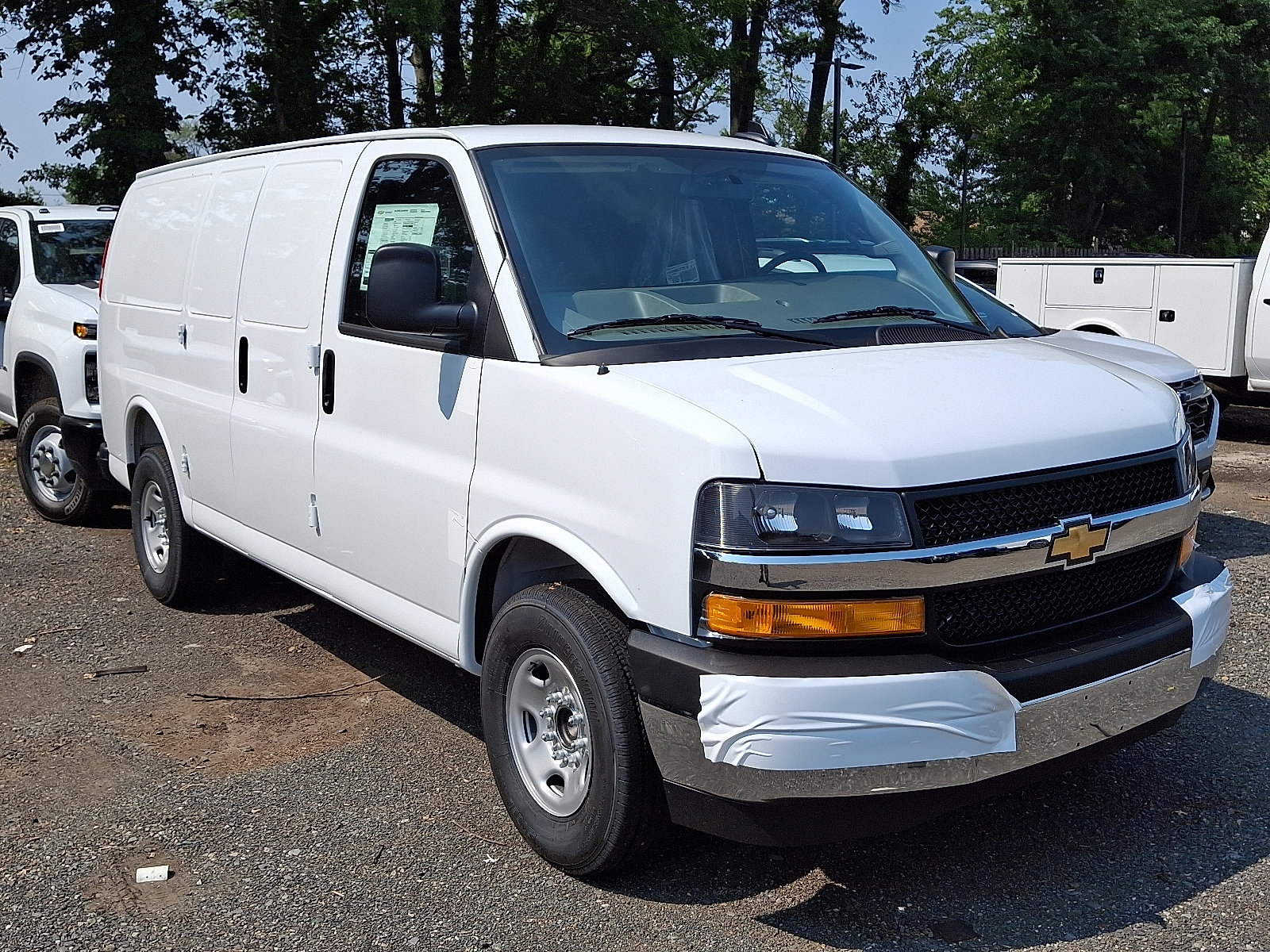 2025 Chevrolet Express Cargo 2500 photo 2