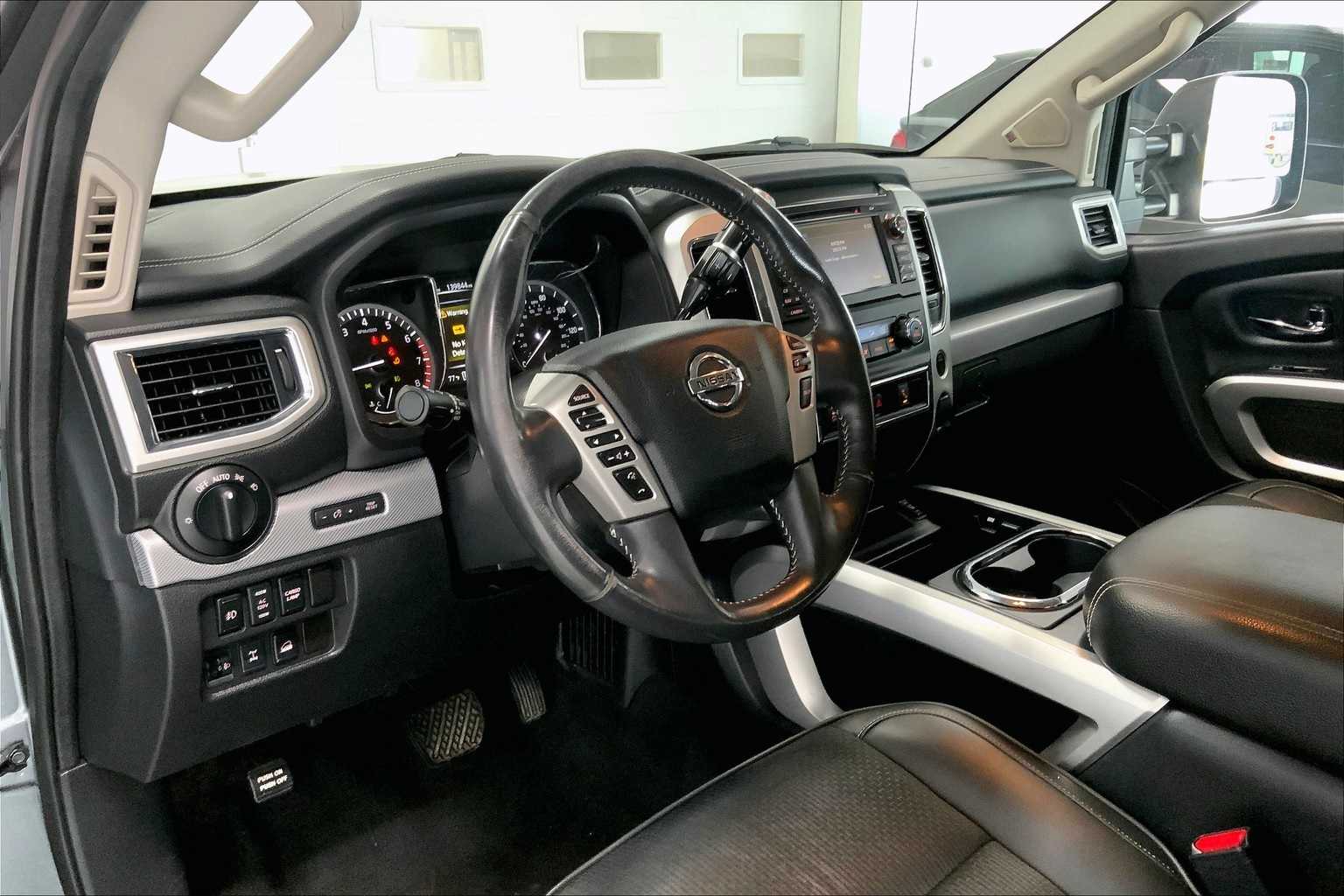 2017 Nissan Titan PRO-4X photo 2