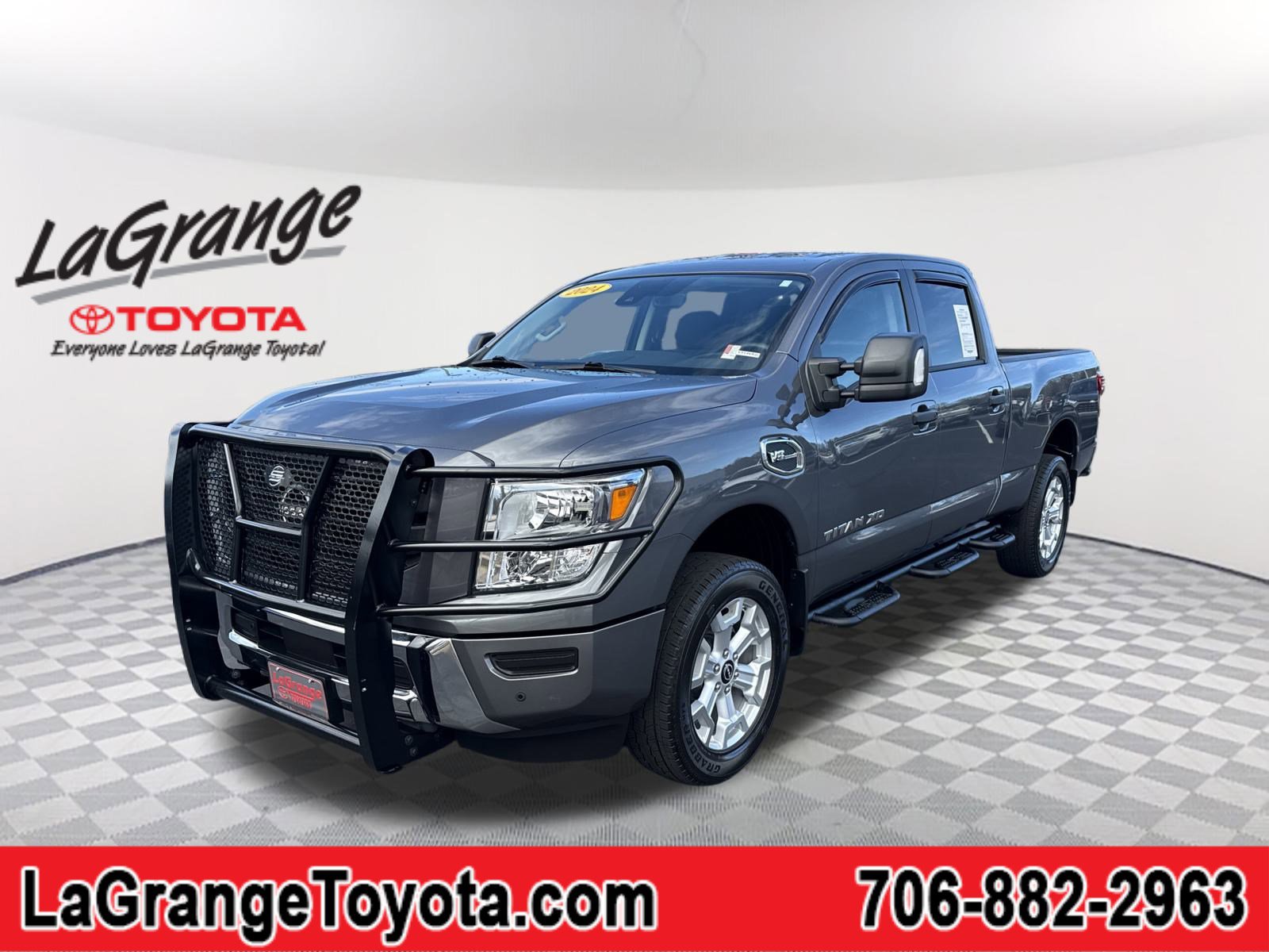 2024 Nissan Titan XD SV's photo