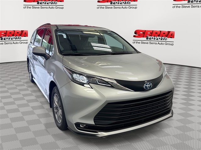 2025 Toyota Sienna XLE's photo