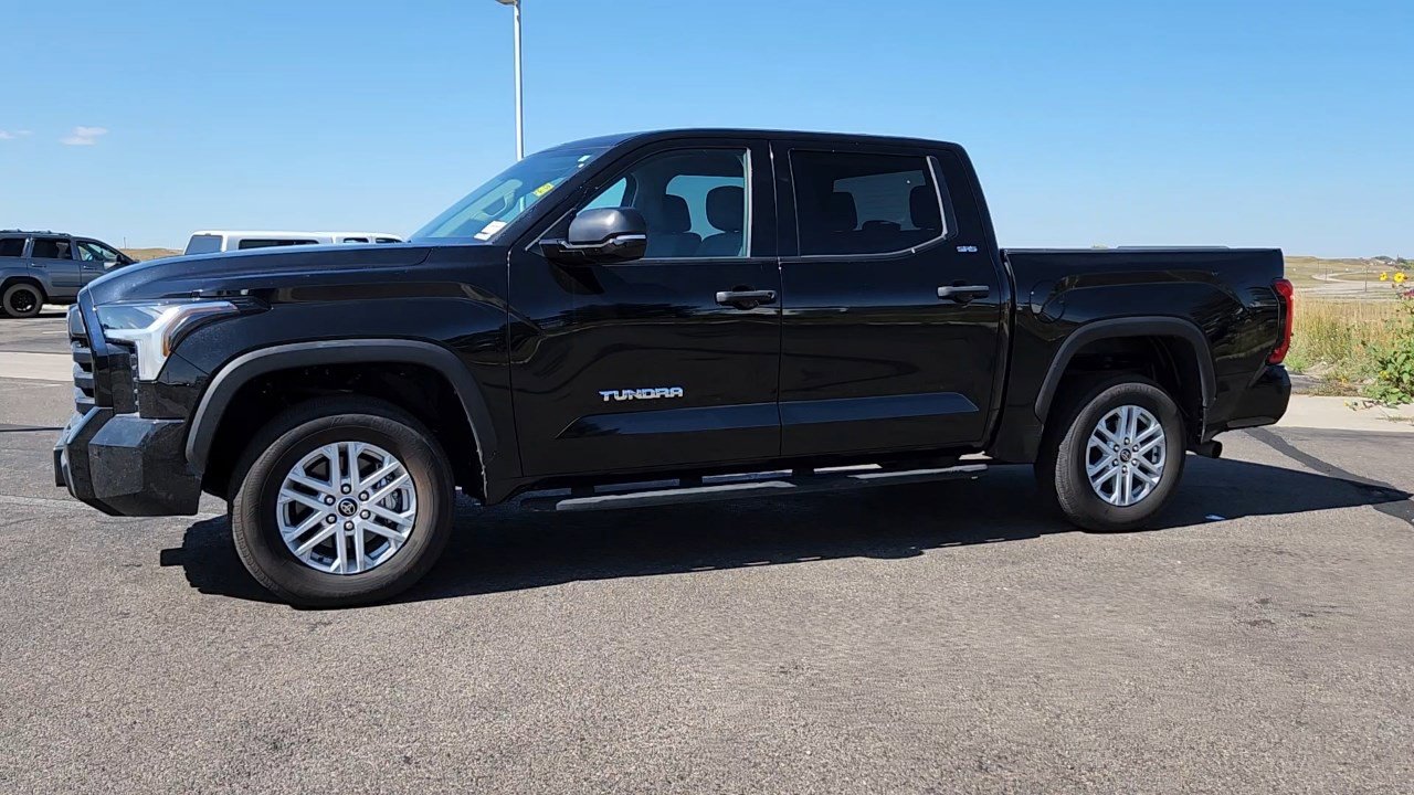 2023 Toyota Tundra SR5 CrewMax photo 2