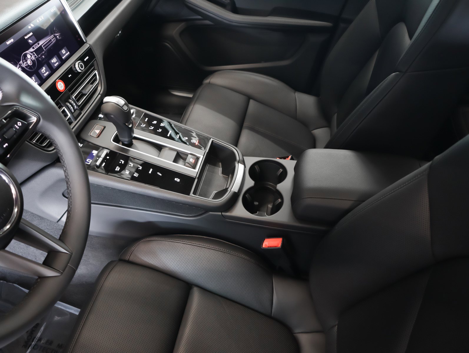2025 Porsche Macan S photo 17