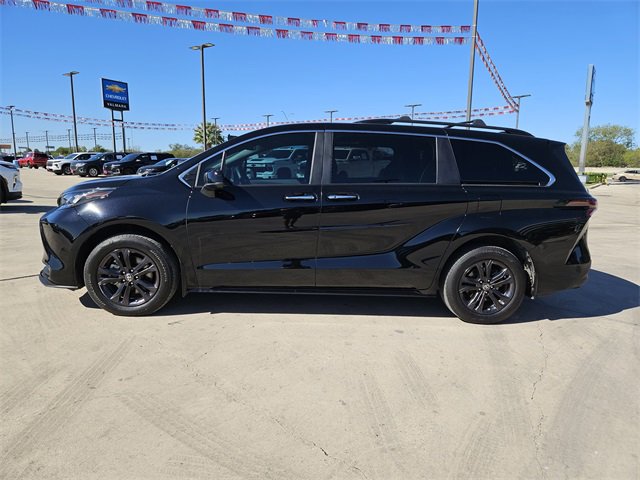 2024 Toyota Sienna LE photo 4