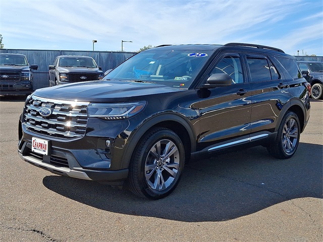 2025 Ford Explorer photo 2