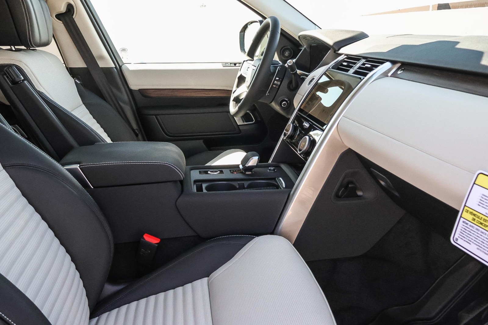 2025 Land Rover Discovery SE photo 12