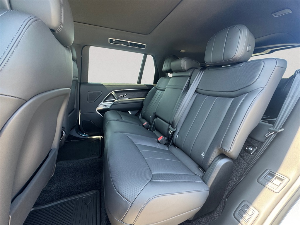 2025 Land Rover Range Rover SE photo 12