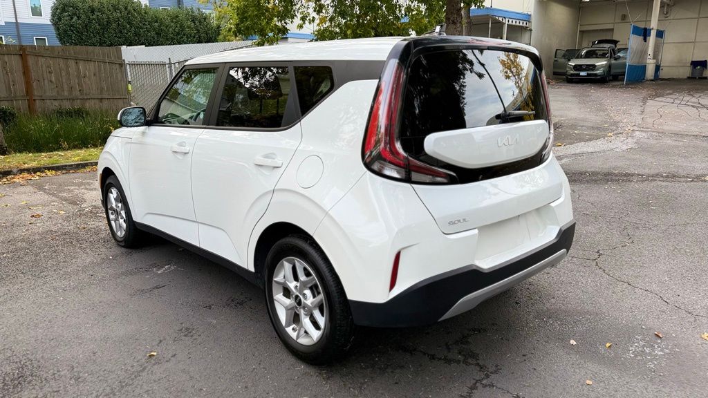 2024 Kia Soul LX photo 2