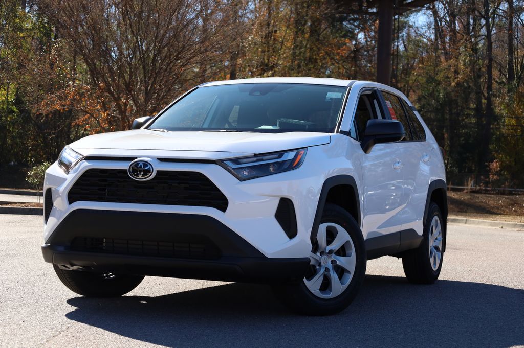 2025 Toyota RAV4 LE's photo