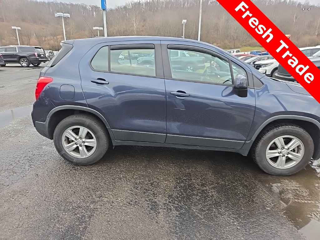 2019 Chevrolet Trax LS photo 2