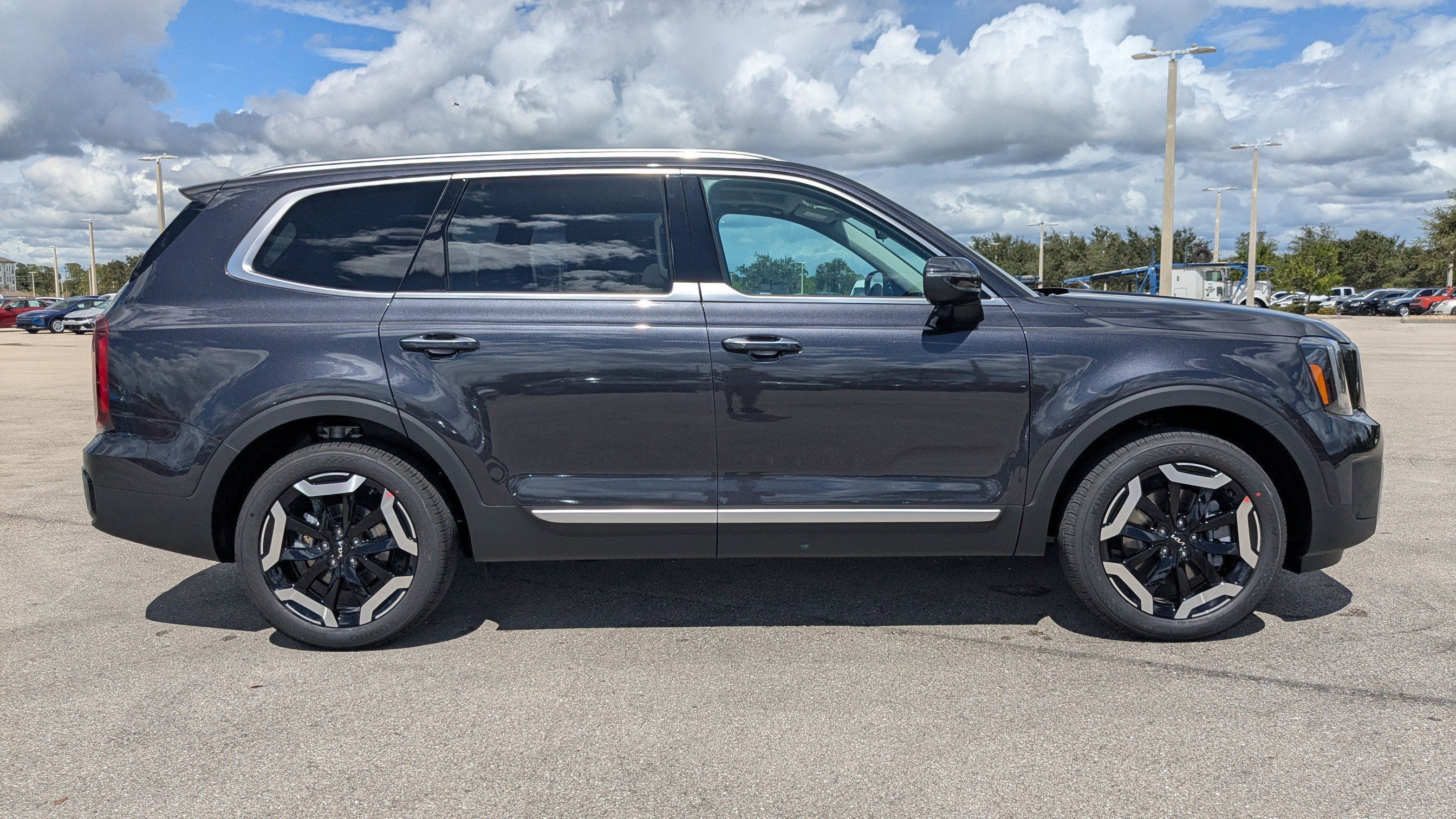 2025 Kia Telluride S photo 3