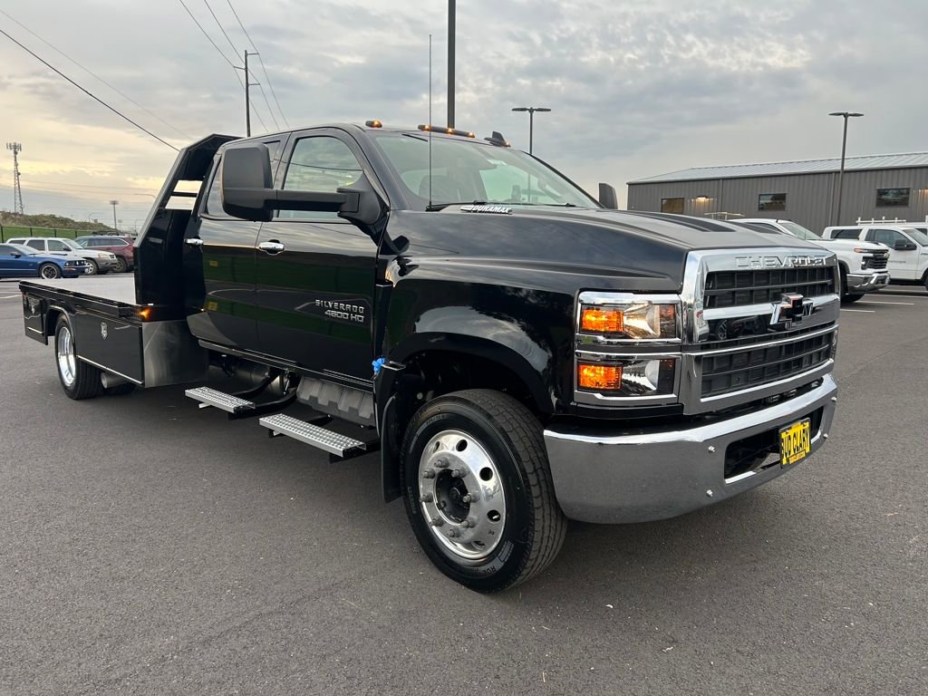 2025 Chevrolet Silverado 4500HD LT photo 3