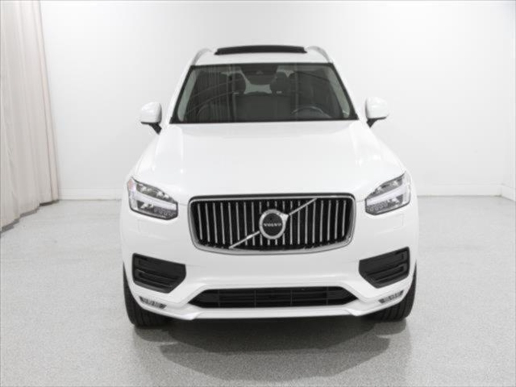 2022 Volvo XC90 T6 AWD Momentum photo 2