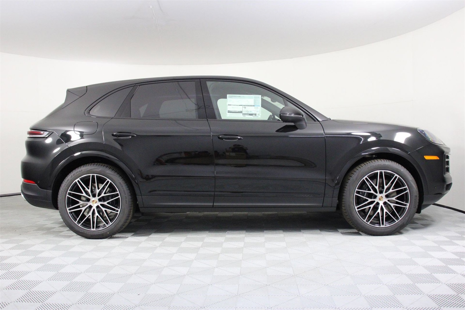2025 Porsche Cayenne photo 7