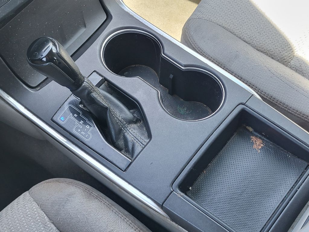 2016 Toyota Camry LE photo 17