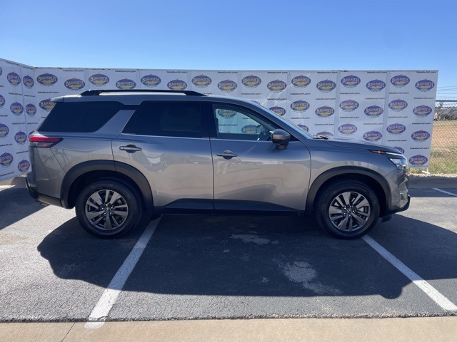 2024 Nissan Pathfinder SV's photo