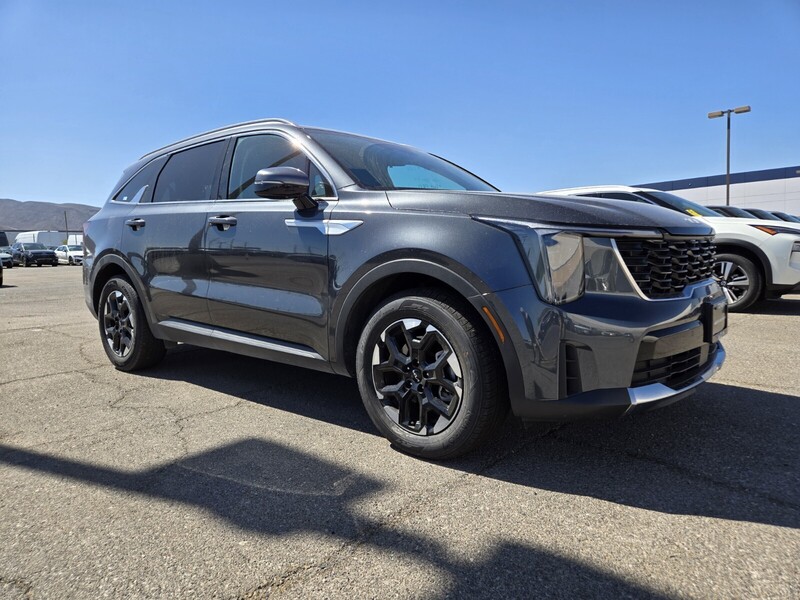 2024 Kia Sorento S photo 2