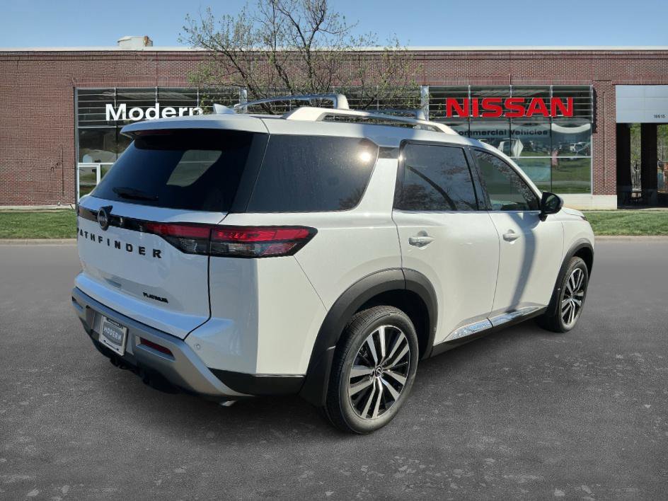 2025 Nissan Pathfinder Platinum photo 2