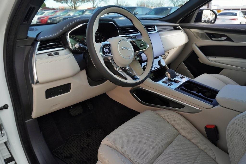 2025 JAGUAR F-PACE - Image 11