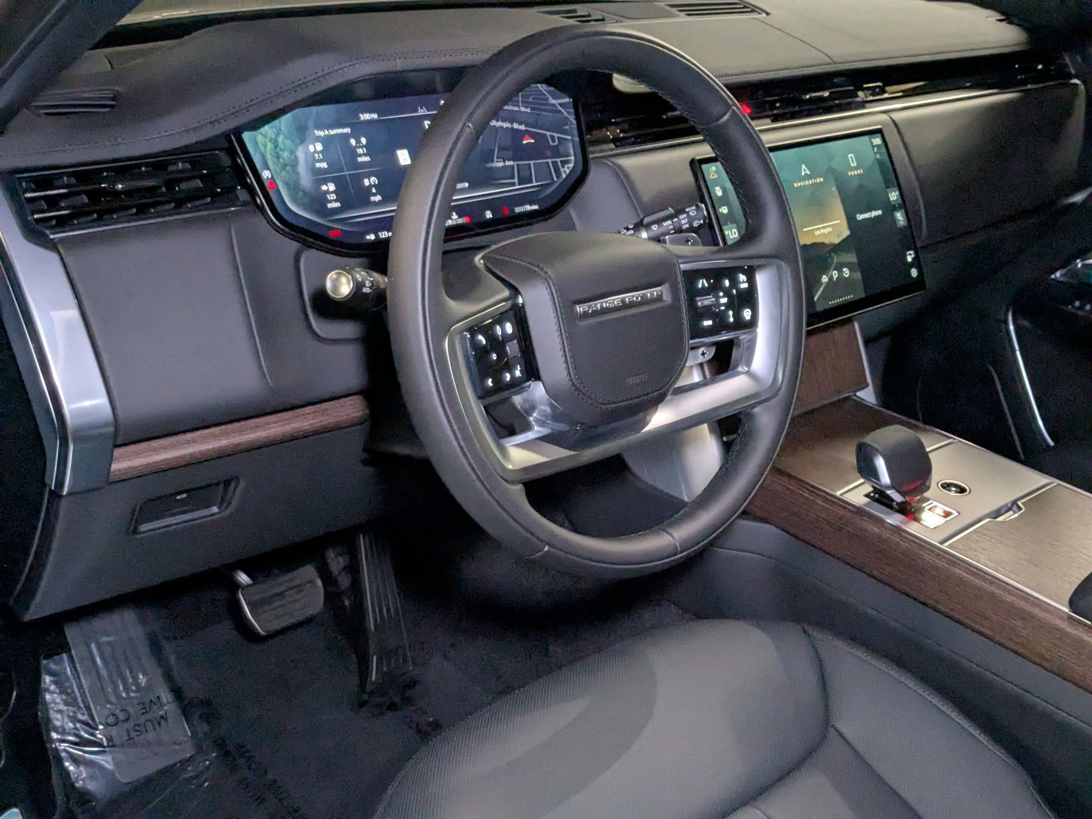 2025 Land Rover Range Rover SE photo 3