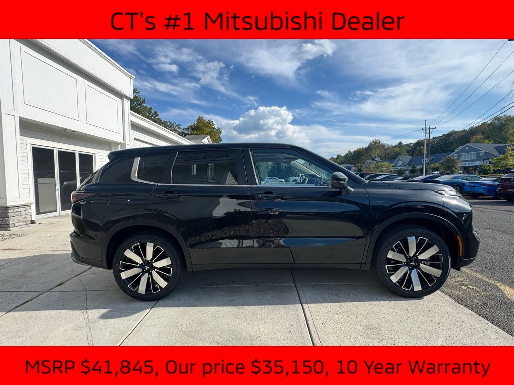 2025 Mitsubishi Outlander SE photo 4