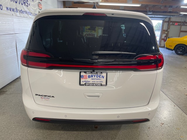 2026 Chrysler Pacifica photo 4