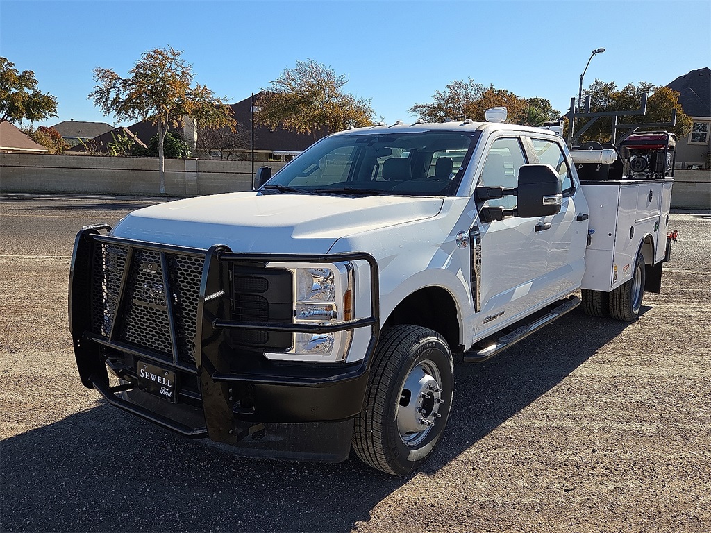 2025 Ford F-350 Super Duty Chassis Cab XL's photo