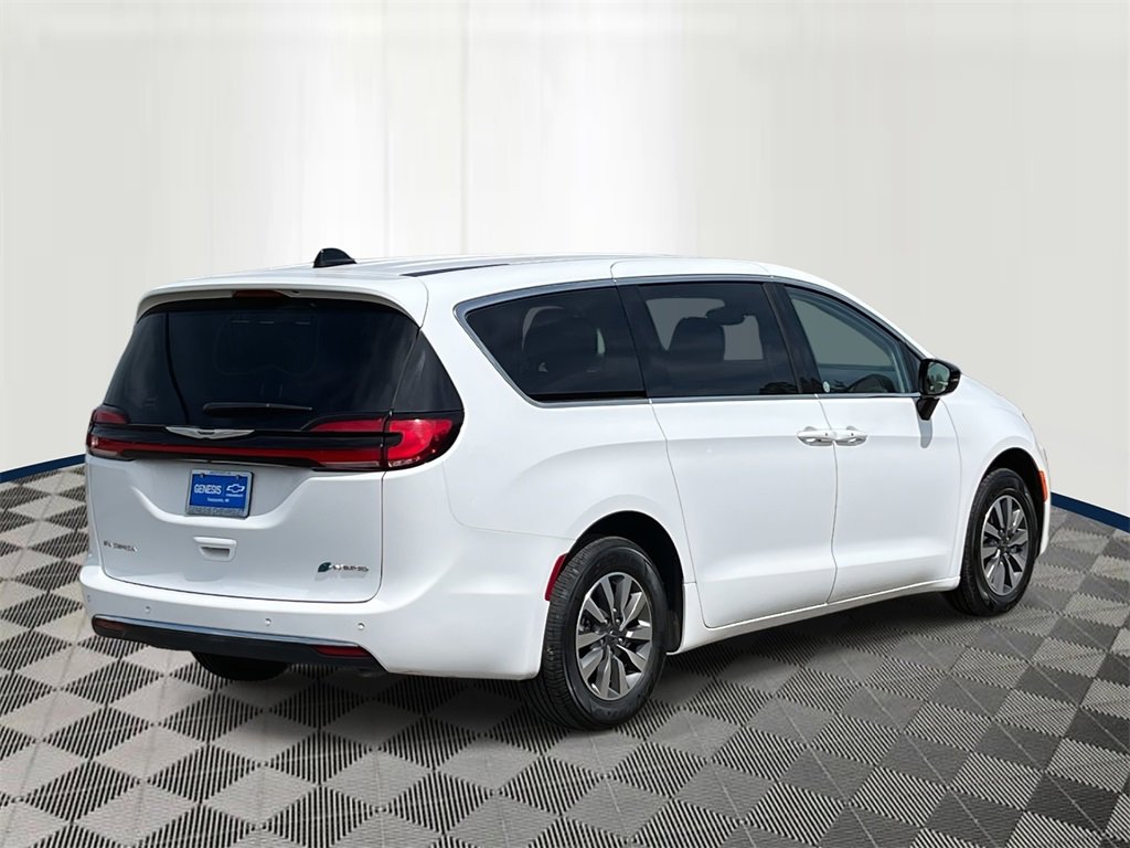 2024 Chrysler Pacifica Hybrid photo 3