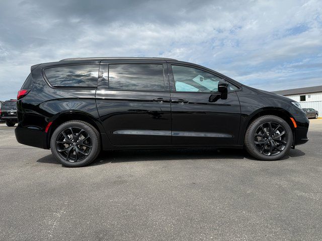 2026 Chrysler Pacifica Limited photo 10