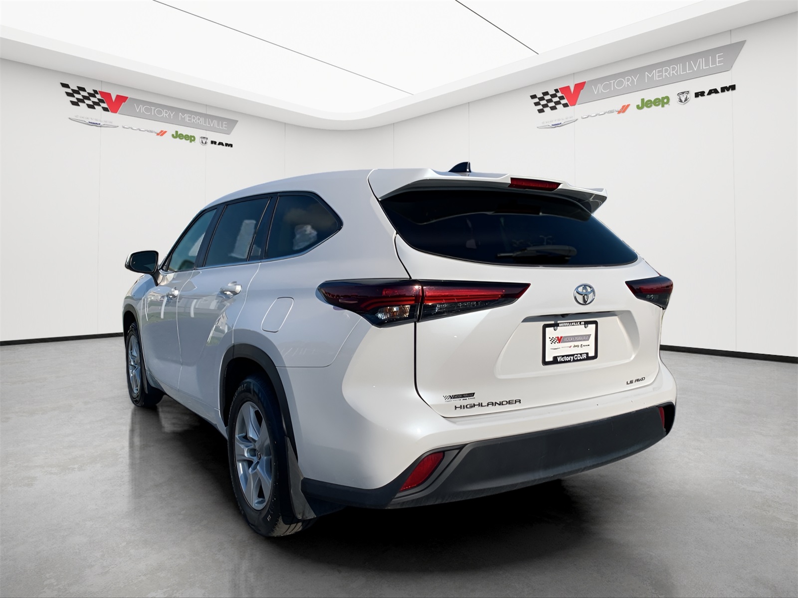 2024 Toyota Highlander LE photo 3