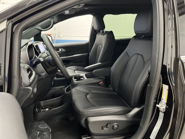 2026 Chrysler Pacifica photo 4