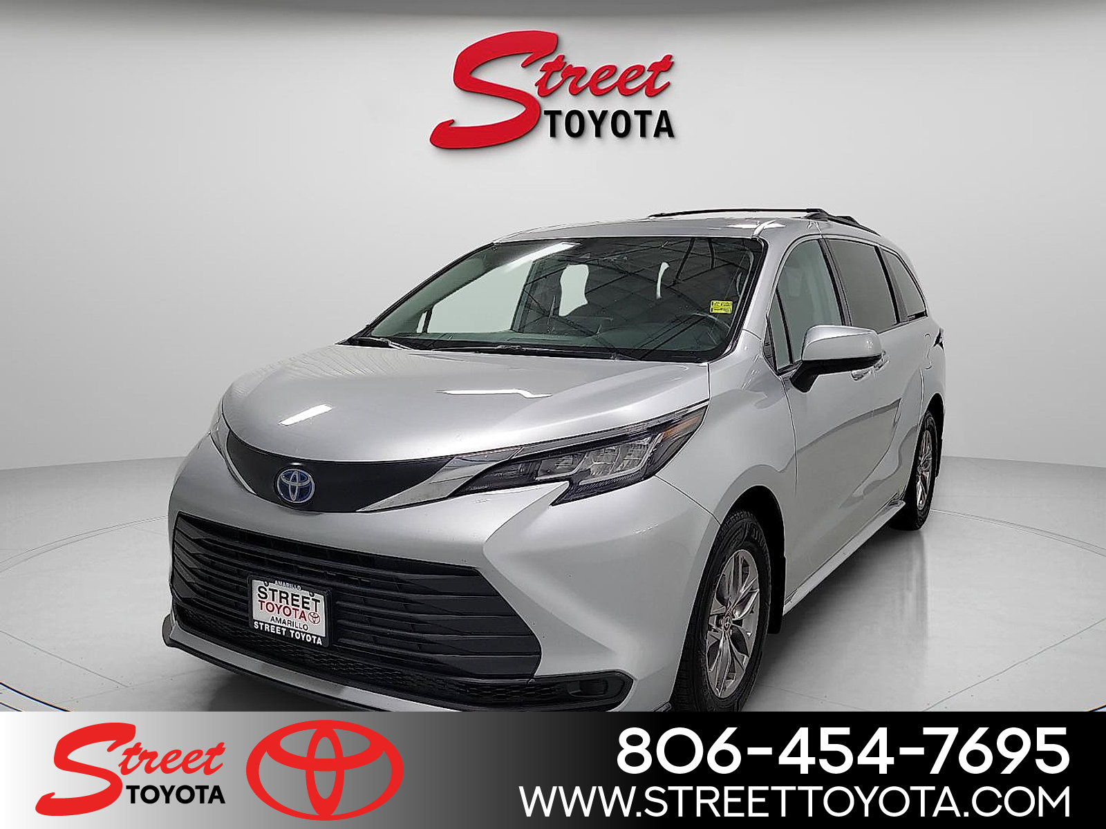 2023 Toyota Sienna LE's photo