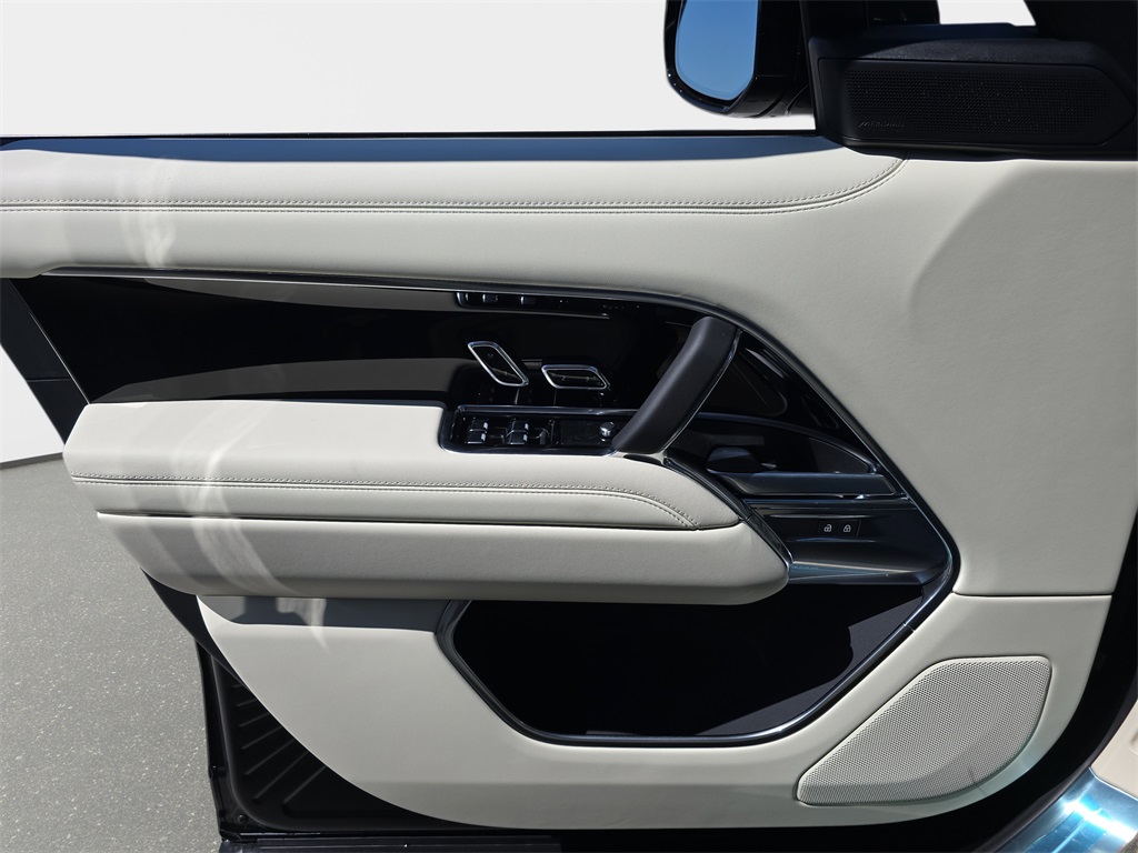 2025 Land Rover Range Rover SE photo 24