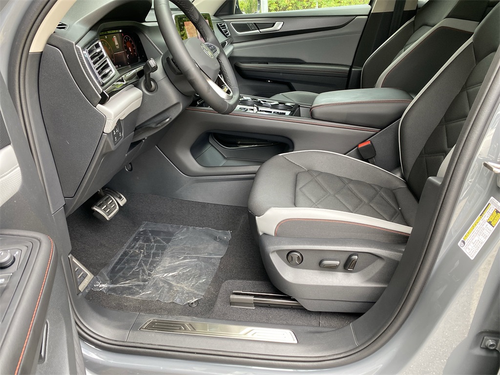 2025 Volkswagen Atlas Peak Edition SE photo 18