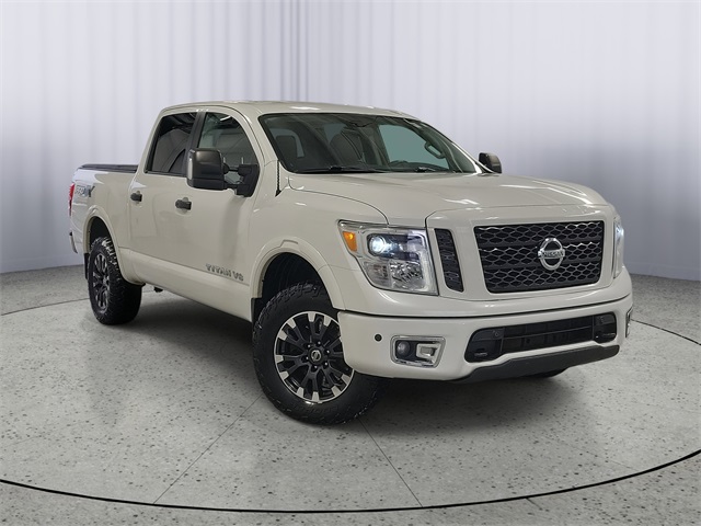 2019 Nissan Titan PRO-4X's photo