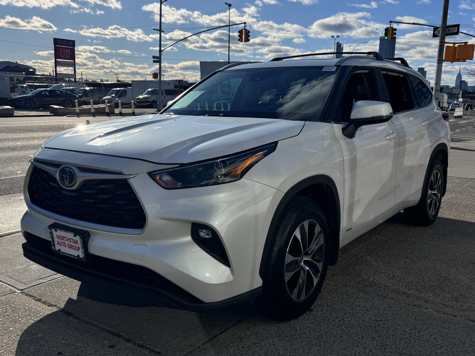 2023 Toyota Highlander XLE's photo