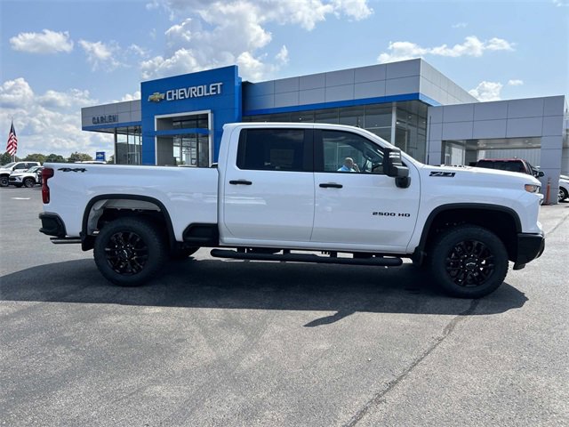 2025 Chevrolet Silverado 2500HD Custom photo 3