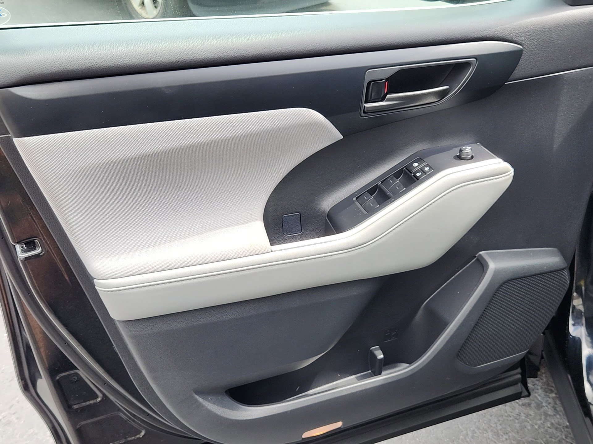 2023 Toyota Highlander L photo 9