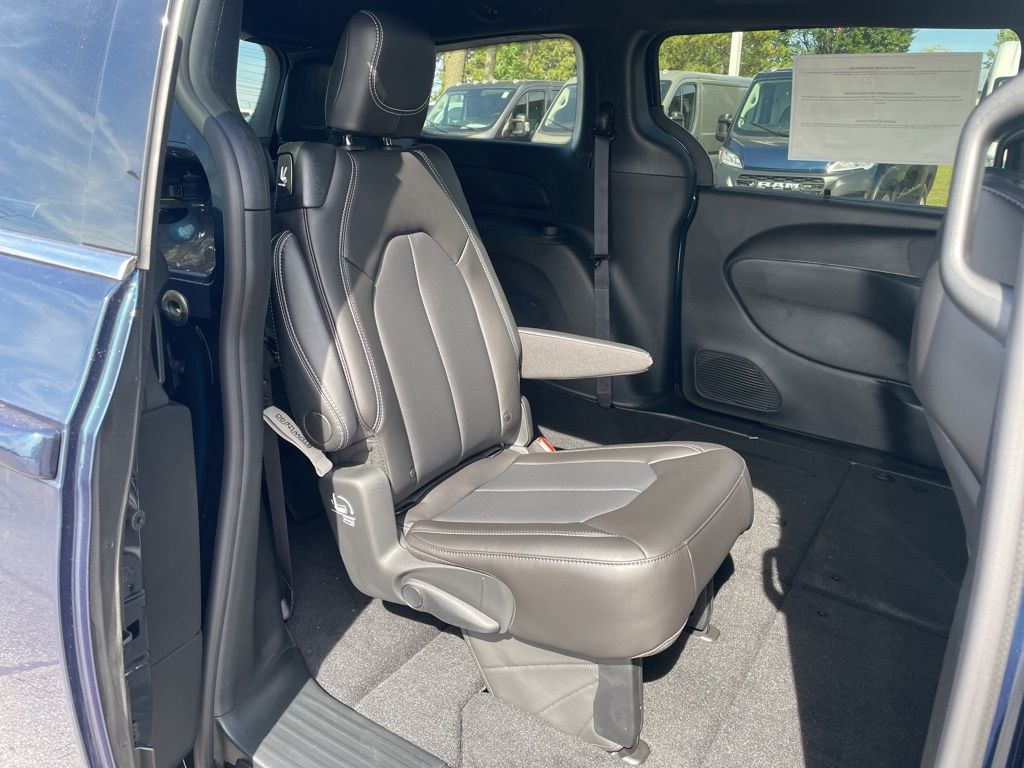 2025 Chrysler Pacifica photo 33
