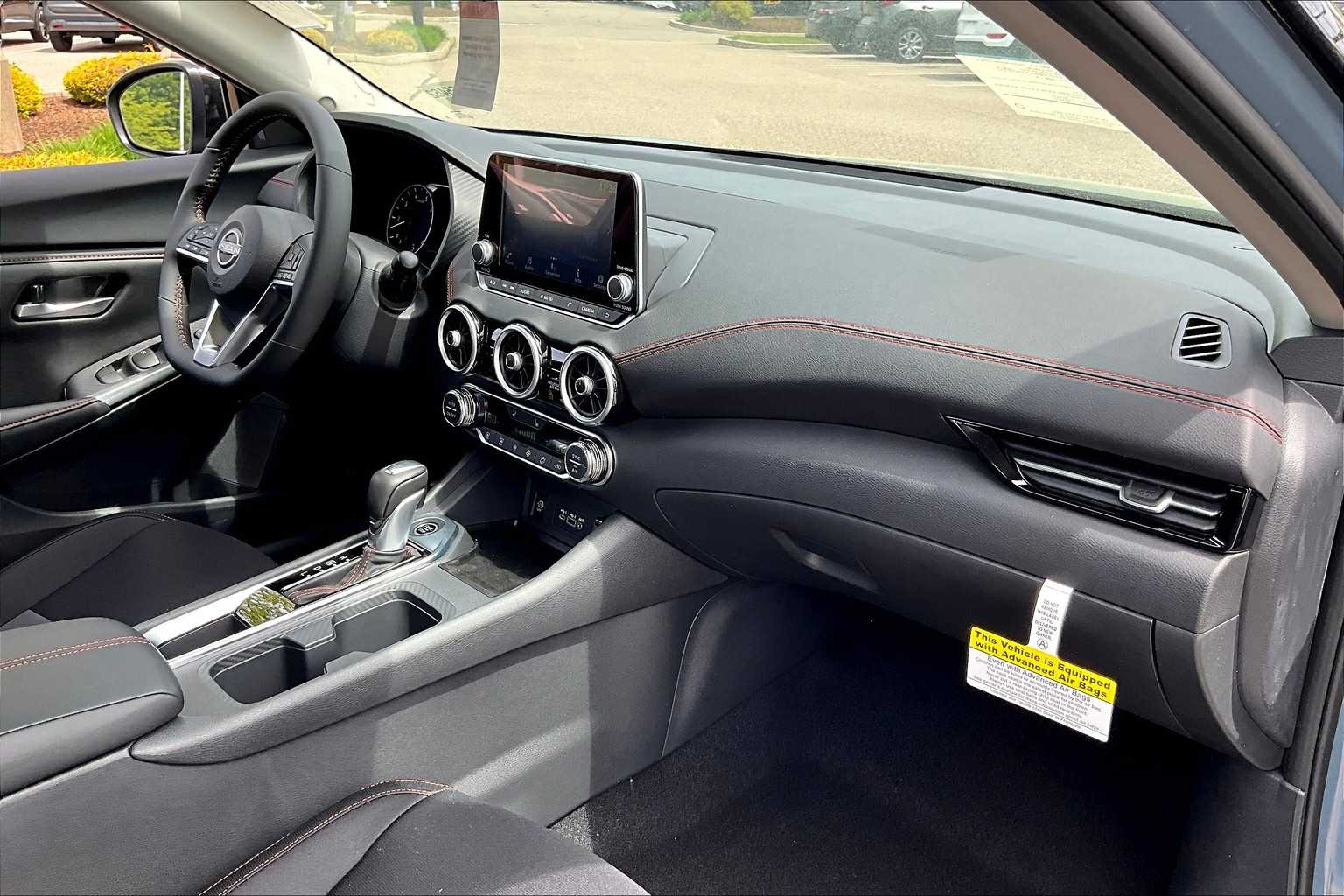 2025 Nissan Sentra SR photo 9