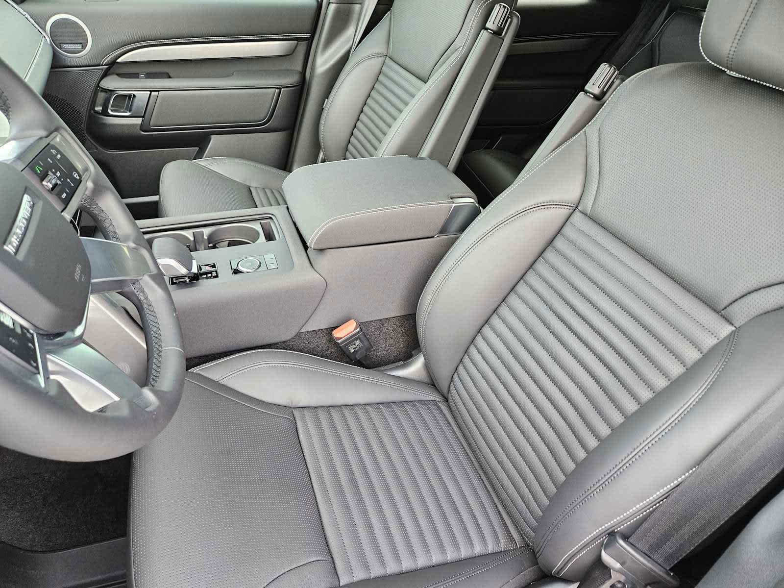 2025 Land Rover Discovery SE photo 11