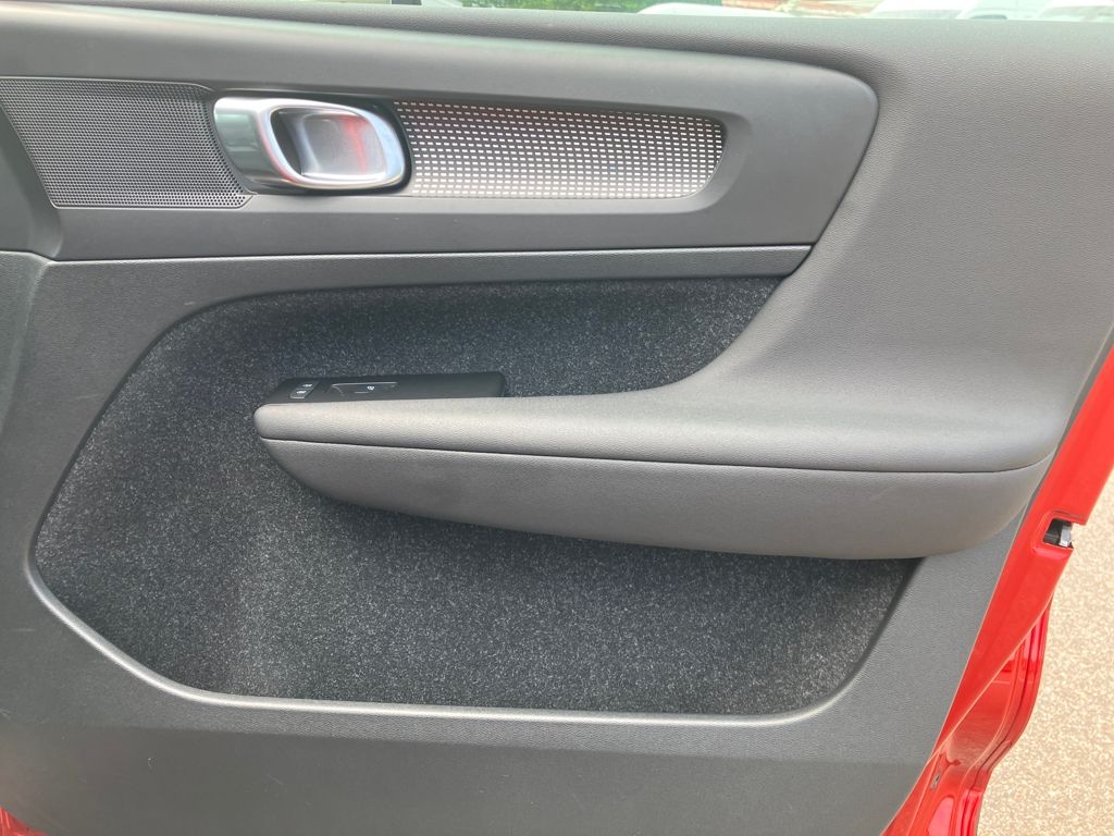 2021 Volvo XC40 R-Design photo 30