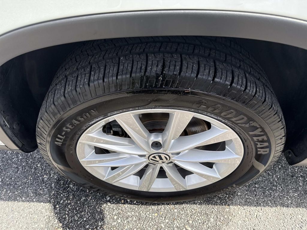 2017 Volkswagen Tiguan S photo 9