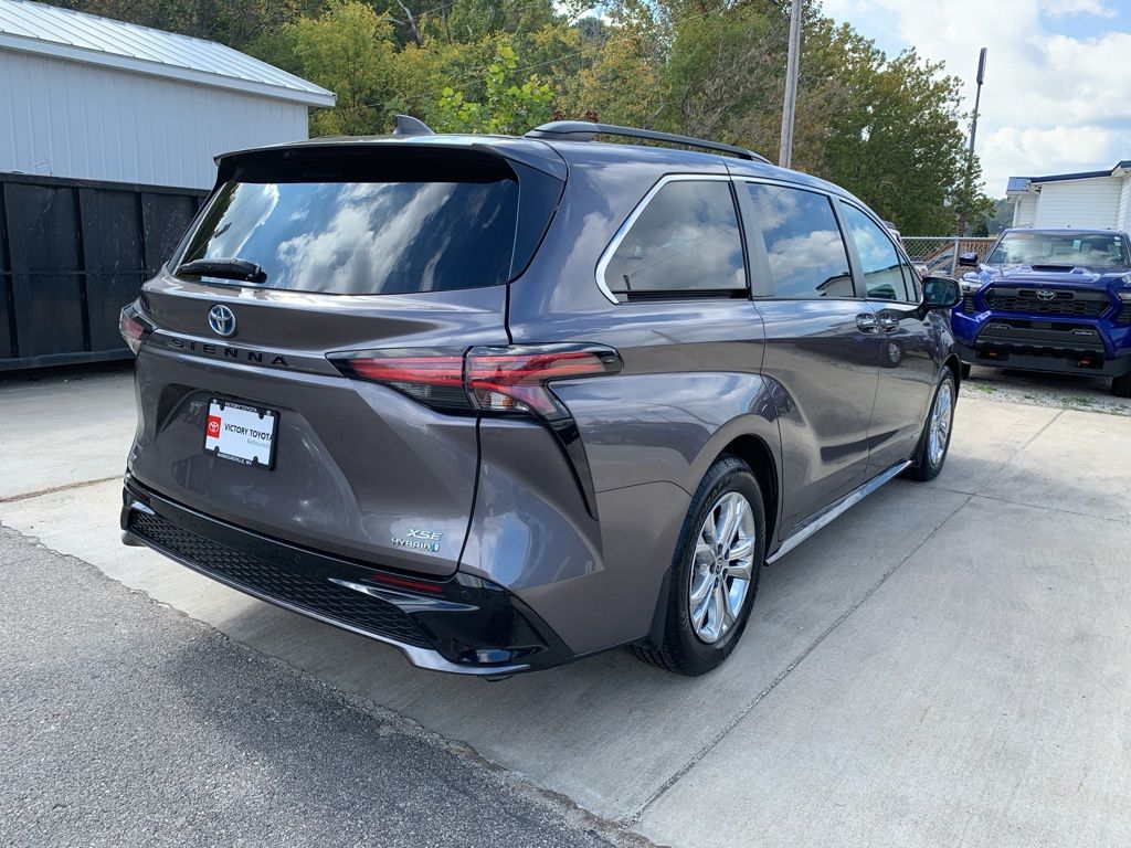 2021 Toyota Sienna XSE photo 3