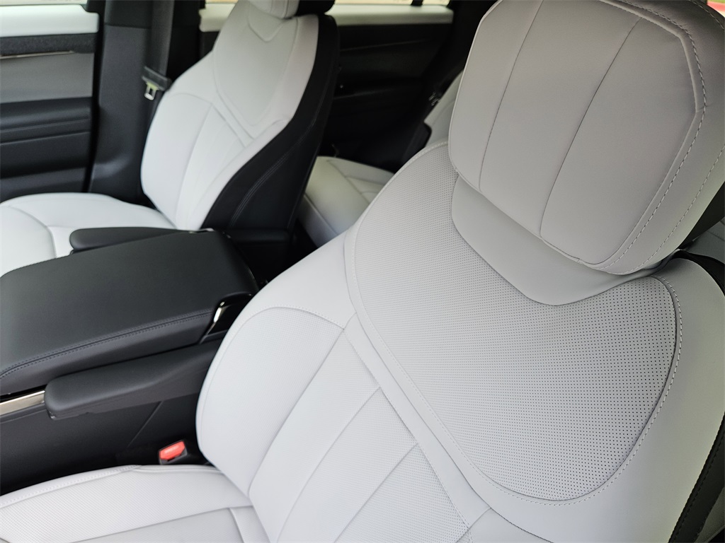 2025 Land Rover Range Rover Sport SE photo 13